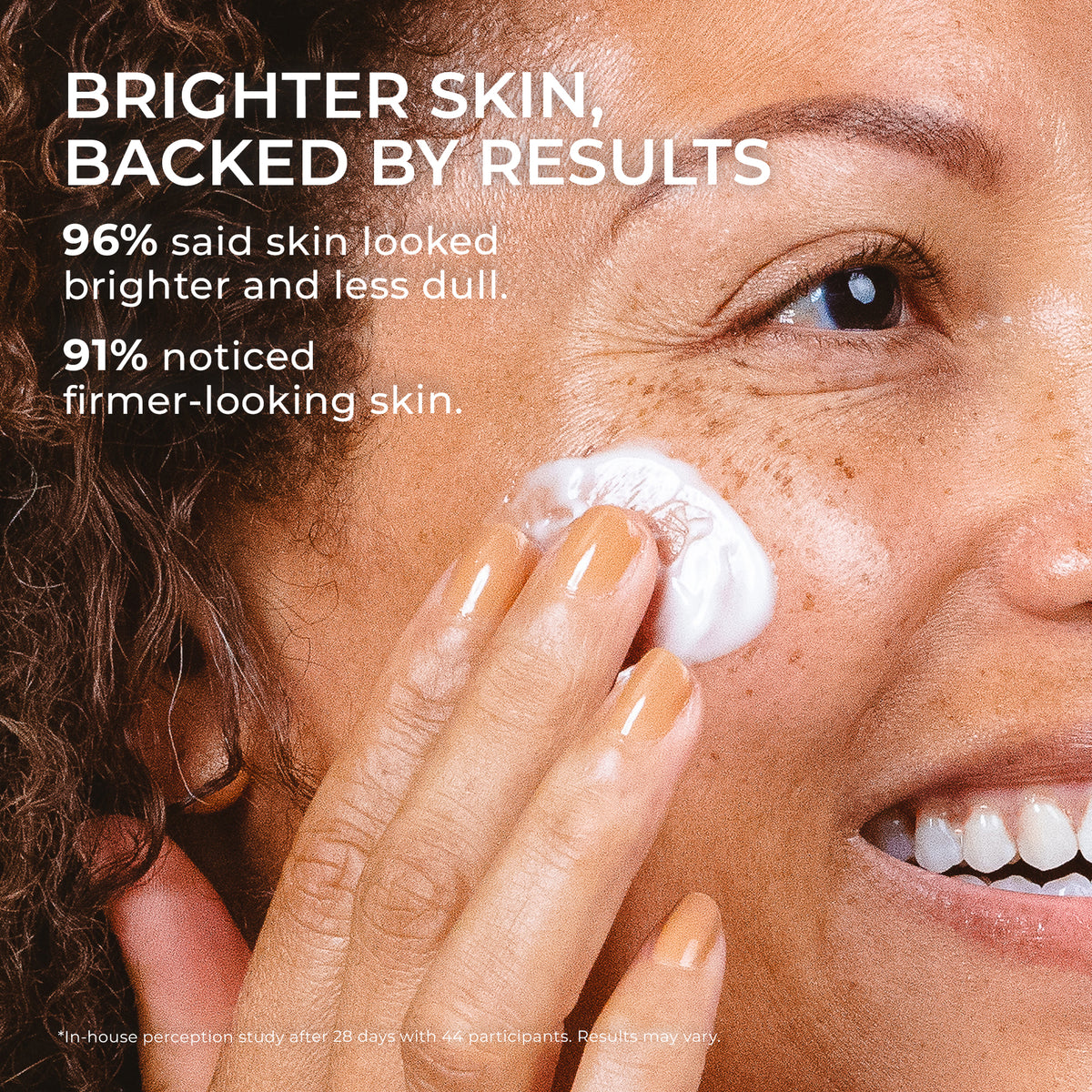 Close-up of woman applying PÜR Tropical C Moisturizer with text overlay highlighting results: 96 % saw brighter skin, 91 % noticed firmer-looking skin after 28 days.