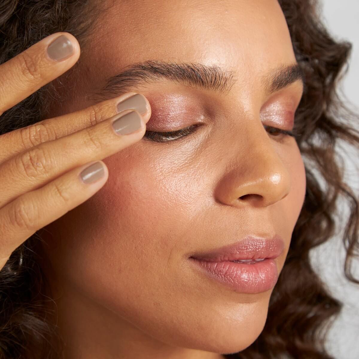 On Point Tint Creamy Eyeshadow & Primer with Peptides - PÜR Beauty